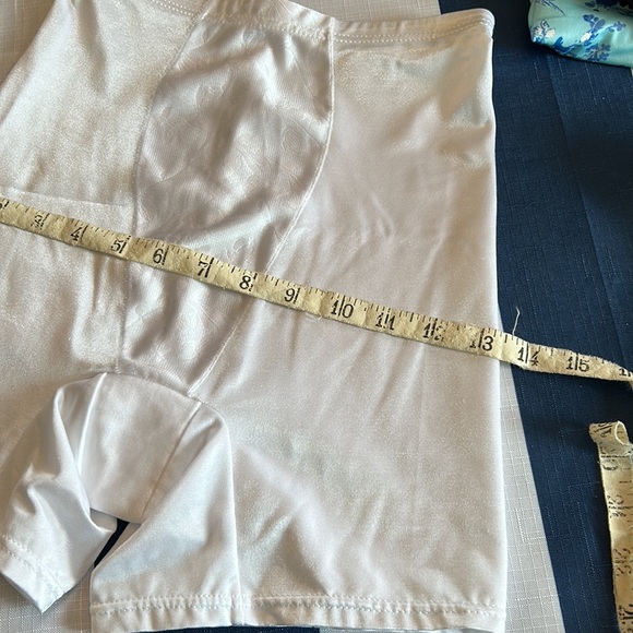 CACHE white shapewear shorts size medium - Picture 8 of 8